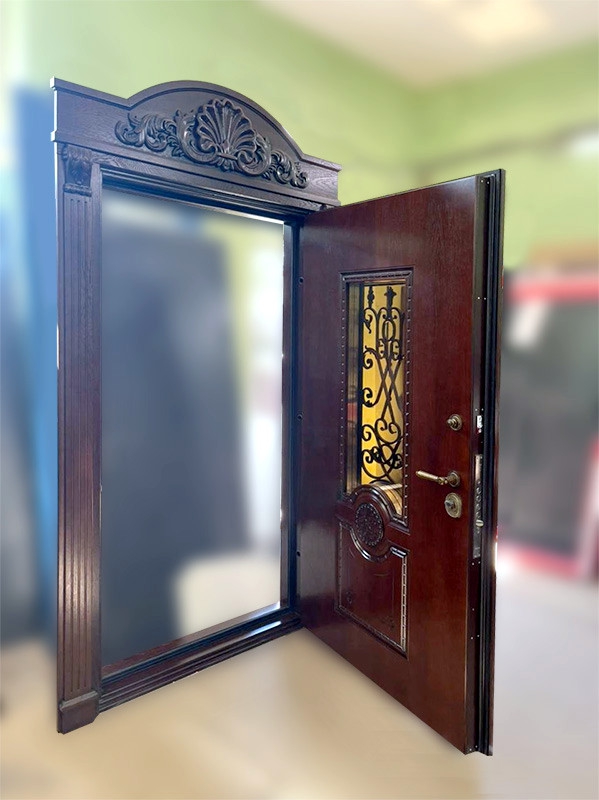 Парадная дверь со стеклом и ковкой