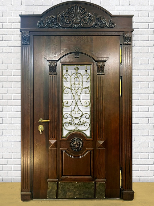 Парадная дверь с ковкой и резьбой