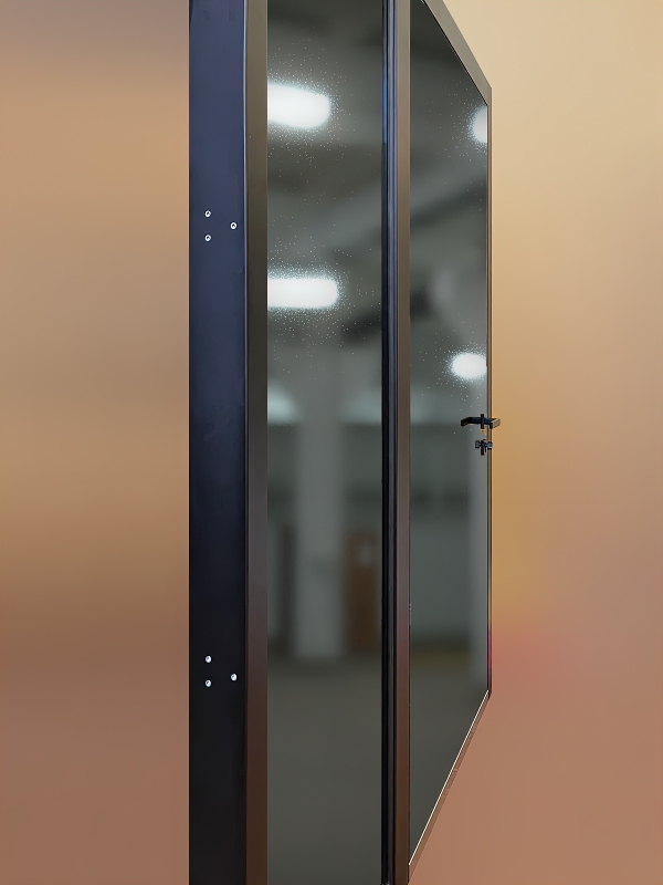 Остекленная дверь, внешняя сторона